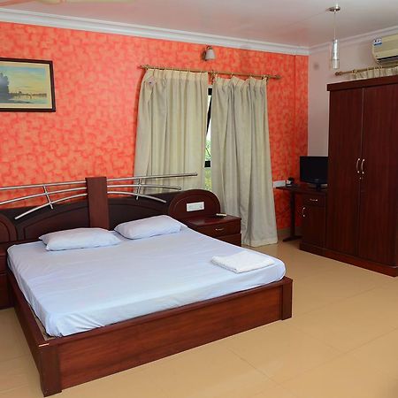 Mascot Paradise City Hotel Tellicherry Buitenkant foto